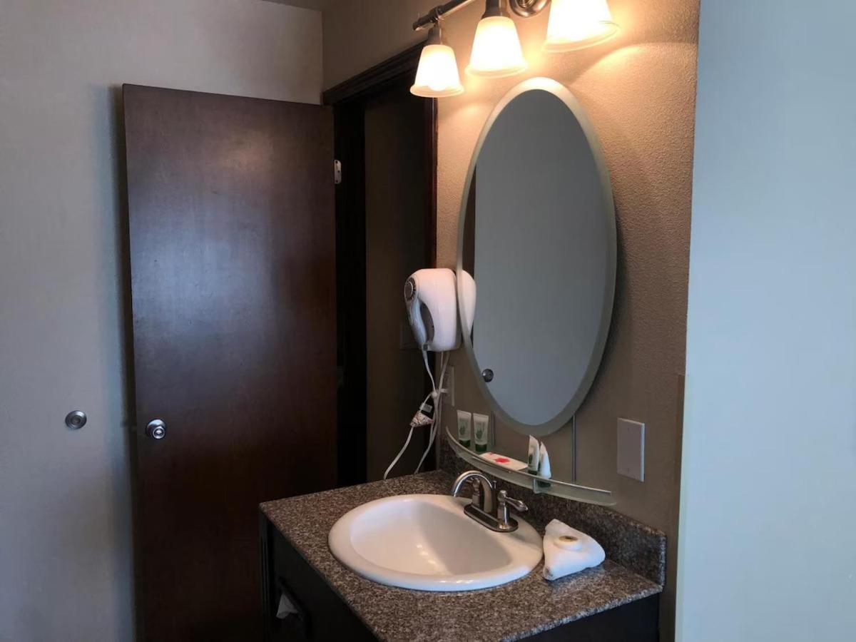 Motel District By Oyo Convention Center 3*
